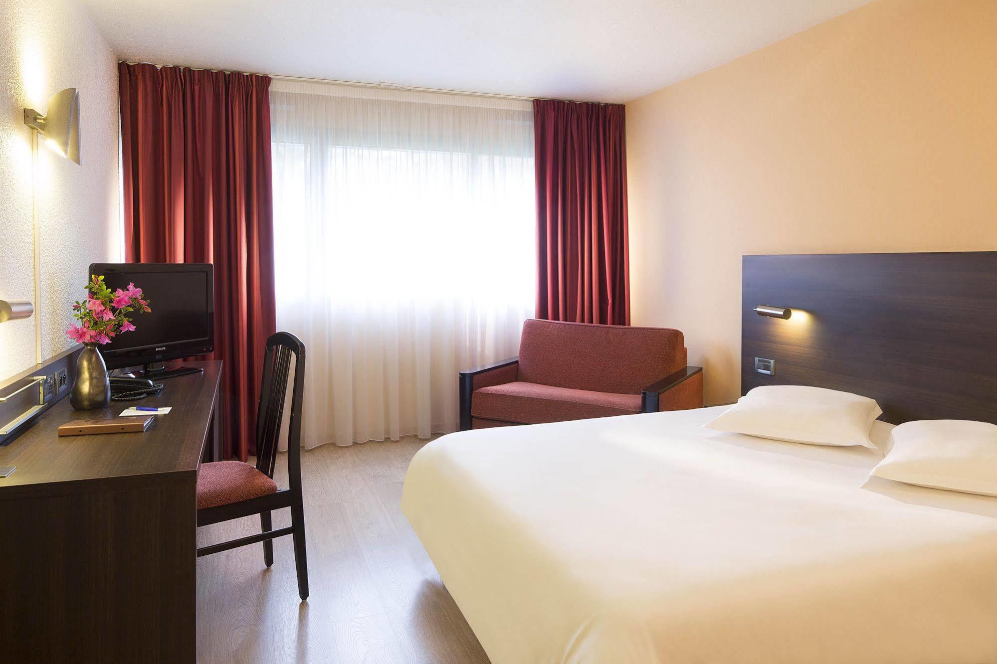 Oceania Quimper Hotel Buitenkant foto
